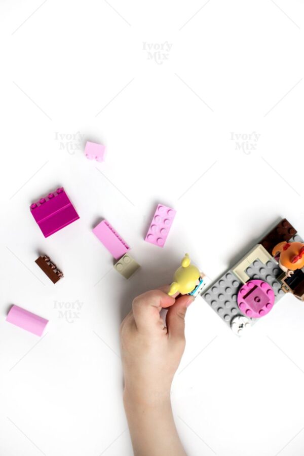 lego_kids_play_doll